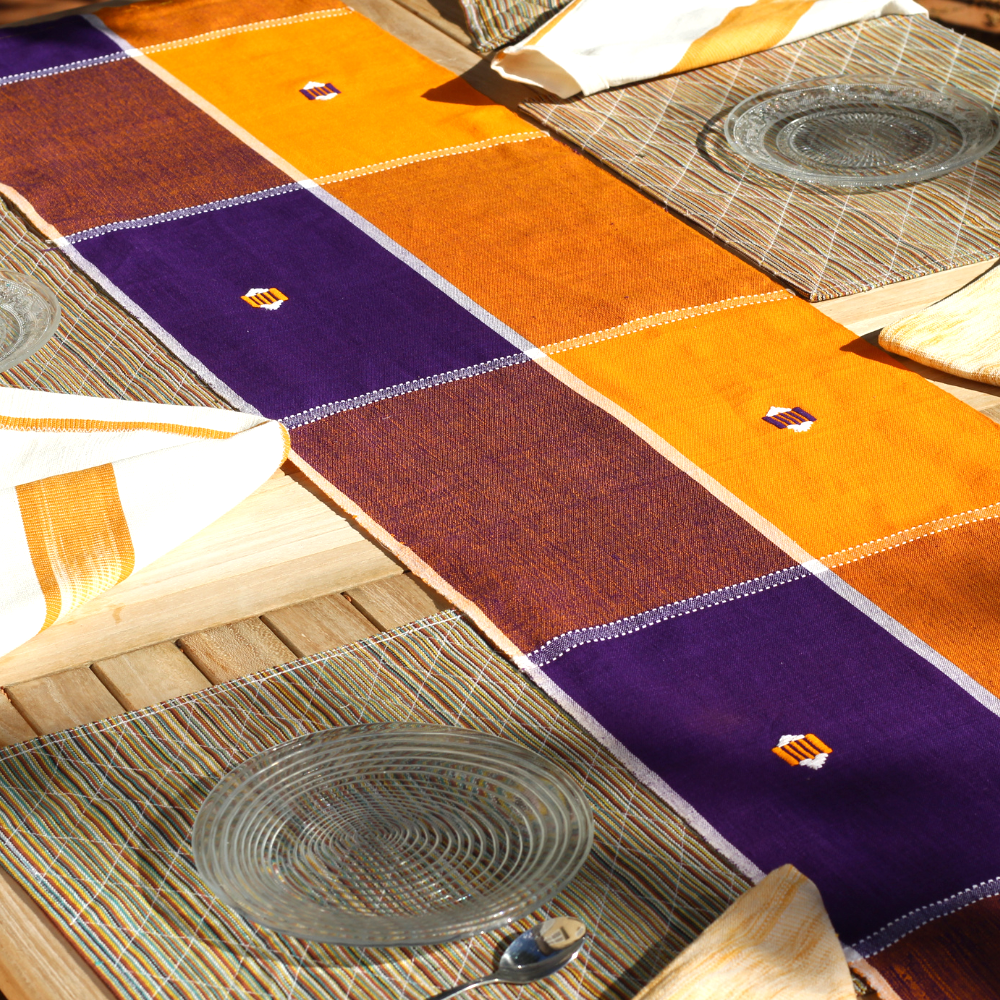 
                  
                    Charger l&amp;#39;image dans la galerie, Chemin de table brodé - Large
                  
                