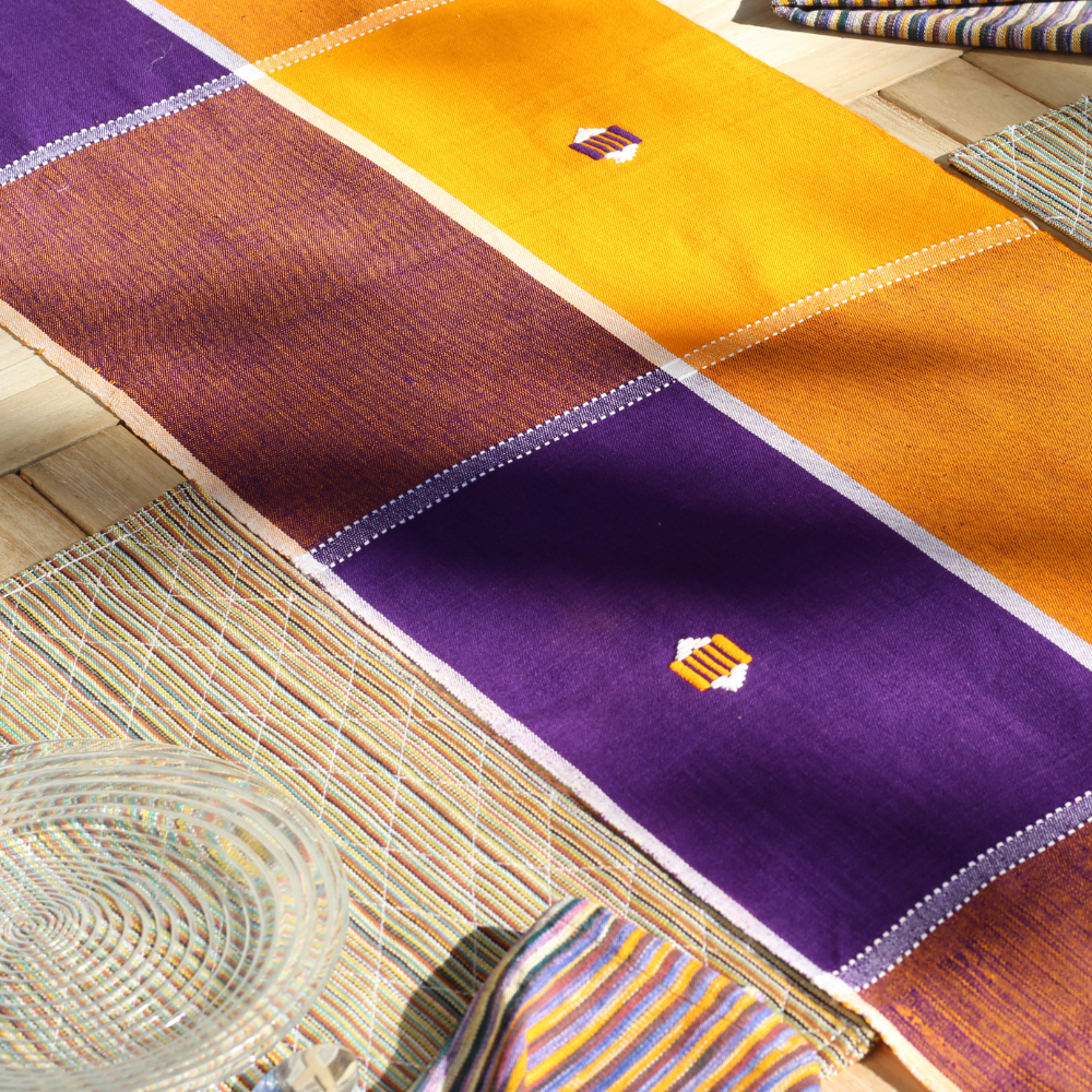 
                  
                    Charger l&amp;#39;image dans la galerie, Chemin de table brodé - Large
                  
                